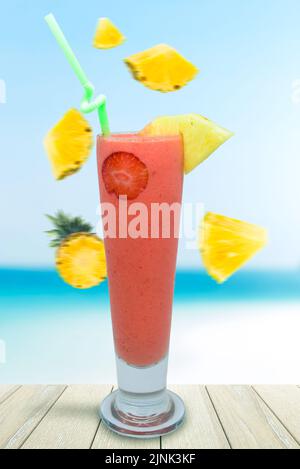 Erdbeersaft-Smoothie im Glas mit frischer Erdbeere auf dem Holztisch Stockfoto