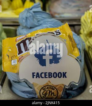 Skopje, Nordmakedonien, 16. Mai 2022 - Eiscreme mit MMS als Facebook gewürzt. Stockfoto