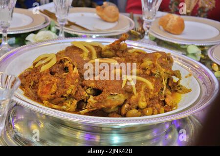 Marokkanisches Huhn mit Oliven und Zitrone. Serviert als Hauptgericht bei Hochzeiten Stockfoto