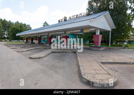 Molėtai Bushaltestelle mit sowjetischem Design. Molėtai ist eine Stadt im Nordosten Litauens, die von Seen umgeben ist. Eine der ältesten Siedlungen in Litauen, Stockfoto