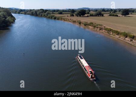 Forthampton, Gloucestershire August 12. 2022 - Während der Hitzewelle fährt Ein Boot den Fluss Severn in der Nähe von Tewkesbury in Gloucestershire, England, entlang. Quelle: SCOTT CM/Alamy Live News Stockfoto