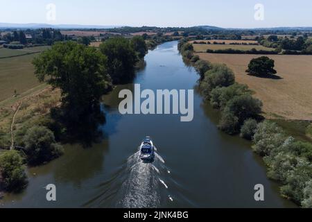 Forthampton, Gloucestershire August 12. 2022 - Während der Hitzewelle fährt Ein Boot den Fluss Severn in der Nähe von Tewkesbury in Gloucestershire, England, entlang. Quelle: SCOTT CM/Alamy Live News Stockfoto