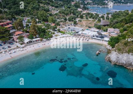 Agios Petros Strand in der Bucht von Ampelaki in Palaiokastritsa berühmter Ferienort auf der griechischen Insel Korfu Stockfoto