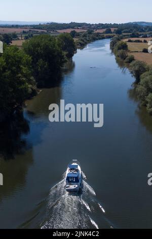 Forthampton, Gloucestershire August 12. 2022 - Während der Hitzewelle fährt Ein Boot den Fluss Severn in der Nähe von Tewkesbury in Gloucestershire, England, entlang. Quelle: SCOTT CM/Alamy Live News Stockfoto