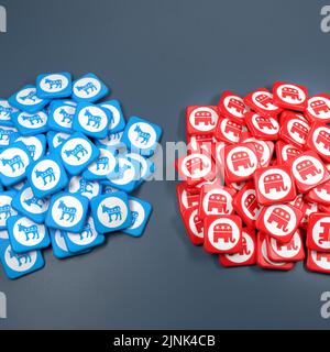 Logos der Demokratischen Partei der Vereinigten Staaten und der Republikanischen Partei auf einem Haufen auf einem Tisch. Speicherplatz kopieren. Webbanner-Format. Stockfoto