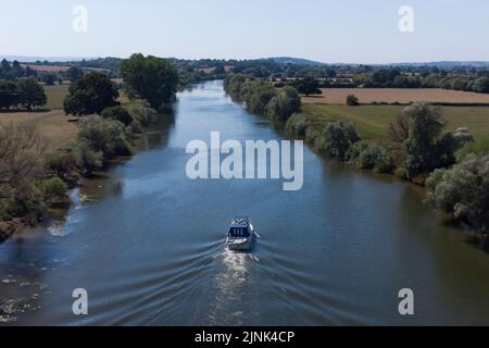 Forthampton, Gloucestershire August 12. 2022 - Während der Hitzewelle fährt Ein Boot den Fluss Severn in der Nähe von Tewkesbury in Gloucestershire, England, entlang. Quelle: SCOTT CM/Alamy Live News Stockfoto