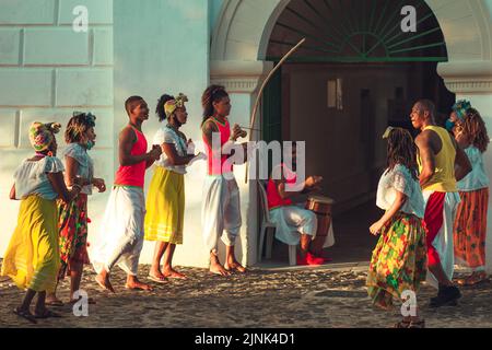 Ein Blick auf die Bahia-Menschen in farbenfroher Kleidung, die sich im Freien in Salvador, Brasilien, versammeln Stockfoto