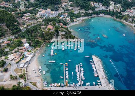 Herdförmige Bucht in Palaiokastritsa berühmter Ferienort auf der griechischen Insel Korfu, Blick auf Alypa Strand und Yachthafen Stockfoto