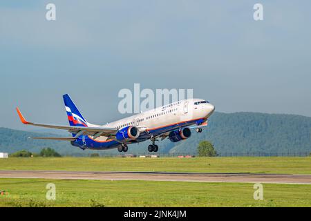 Prokopyevsk, Flughafen Spichenkovo, Russland, 07.30.2022: Blick auf ein startende Flugzeug der Aeroflot Airlines, auf der Start- und Landebahn in der Mitte des Feldes Stockfoto