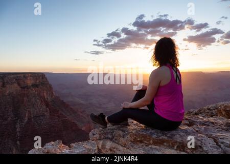 Abenteuerlicher Reisender, der auf der amerikanischen Wüstenlandschaft der Rocky Mountains steht Stockfoto