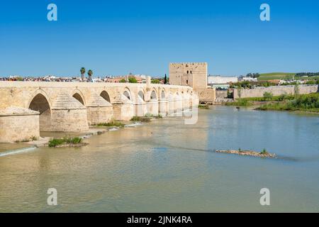 Römische Brücke oder Puente Romano über den Guadalquivir-Fluss bei Córdoba, Spanien Stockfoto