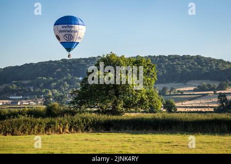 Heißluftballons fliegen während der Bristol International Balloon Fiesta, die am frühen Morgen des 12. August 2022 in Bristol, Großbritannien, stattfand. Die Heißluftballons sind im Rahmen des berühmten „Mass Ascent“ am Ashton Court auf Anhieben abgehoben. Der Wind nahm die Ballons südwestlich über Nailsea und Backwell. Viele von ihnen landeten in der Nähe von Feldern und behandelten die Einheimischen mit einem erstaunlichen Blick am frühen Morgen. (Foto von Chris Pearce/Sipa USA) Stockfoto