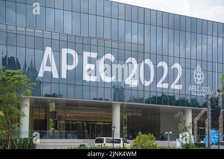 Bangkok, Thailand. 12. August 2022. Ein APEC 2022-Schild, das im Queen Sirikit National Convention Center in Bangkok zu sehen ist. Der Asien-Pazifik-Gipfel der wirtschaftlichen Zusammenarbeit (APEC) 2022, der am 18. Und 19. November 2022 in Thailand stattfinden soll, bringt führende Persönlichkeiten der Welt aus 21 Mitgliedstaaten für die regionale wirtschaftliche Zusammenarbeit zusammen. Als diesjähriger APEC-Vorsitz wird Thailand voraussichtlich eine Reihe von Themen diskutieren, darunter Investitionen, die globale Erwärmung und die wirtschaftliche Erholung nach Covid. Kredit: SOPA Images Limited/Alamy Live Nachrichten Stockfoto