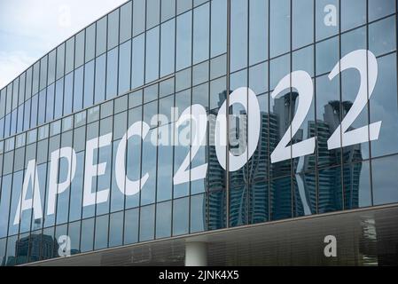 Bangkok, Thailand. 12. August 2022. Ein APEC 2022-Schild, das im Queen Sirikit National Convention Center in Bangkok zu sehen ist. Der Asien-Pazifik-Gipfel der wirtschaftlichen Zusammenarbeit (APEC) 2022, der am 18. Und 19. November 2022 in Thailand stattfinden soll, bringt führende Persönlichkeiten der Welt aus 21 Mitgliedstaaten für die regionale wirtschaftliche Zusammenarbeit zusammen. Als diesjähriger APEC-Vorsitz wird Thailand voraussichtlich eine Reihe von Themen diskutieren, darunter Investitionen, die globale Erwärmung und die wirtschaftliche Erholung nach Covid. Kredit: SOPA Images Limited/Alamy Live Nachrichten Stockfoto