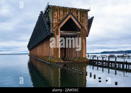 Eine Nahaufnahme des unteren Hafens von Ore Dock, umgeben vom Meer Stockfoto