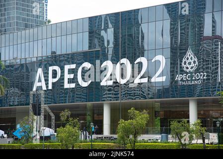 Bangkok, Thailand. 12. August 2022. Ein APEC 2022-Schild, das im Queen Sirikit National Convention Center in Bangkok zu sehen ist. Der Asien-Pazifik-Gipfel der wirtschaftlichen Zusammenarbeit (APEC) 2022, der am 18. Und 19. November 2022 in Thailand stattfinden soll, bringt führende Persönlichkeiten der Welt aus 21 Mitgliedstaaten für die regionale wirtschaftliche Zusammenarbeit zusammen. Als diesjähriger APEC-Vorsitz wird Thailand voraussichtlich eine Reihe von Themen diskutieren, darunter Investitionen, die globale Erwärmung und die wirtschaftliche Erholung nach Covid. (Foto von Peerapon Boonyakiat/SOPA Images/Sipa USA) Quelle: SIPA USA/Alamy Live News Stockfoto