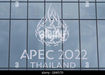 Bangkok, Thailand. 12. August 2022. Ein APEC 2022-Schild, das im Queen Sirikit National Convention Center in Bangkok zu sehen ist. Der Asien-Pazifik-Gipfel der wirtschaftlichen Zusammenarbeit (APEC) 2022, der am 18. Und 19. November 2022 in Thailand stattfinden soll, bringt führende Persönlichkeiten der Welt aus 21 Mitgliedstaaten für die regionale wirtschaftliche Zusammenarbeit zusammen. Als diesjähriger APEC-Vorsitz wird Thailand voraussichtlich eine Reihe von Themen diskutieren, darunter Investitionen, die globale Erwärmung und die wirtschaftliche Erholung nach Covid. (Foto von Peerapon Boonyakiat/SOPA Images/Sipa USA) Quelle: SIPA USA/Alamy Live News Stockfoto