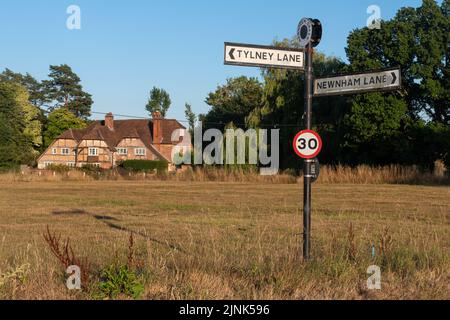 Newnham Village Green und Wegweiser mit der historischen Zehenscheune, einem denkmalgeschützten Gebäude, Hampshire, England, Großbritannien Stockfoto