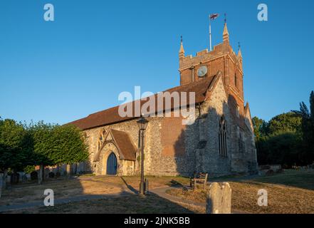 All Saints Church in Odiham Village, Hampshire, England, UK, einem denkmalgeschützten Gebäude der Klasse I, an einem sonnigen Sommerabend Stockfoto