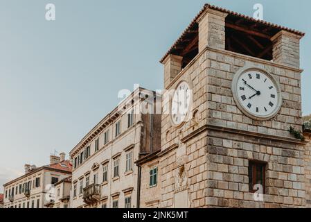 Der Uhrenturm auf dem Armeeplatz am Eingangstor in der mittelalterlichen Stadt Kotor. Blick am Abend. Kotor, Montenegro Stockfoto