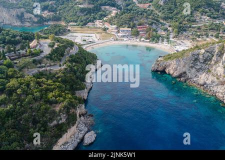 Agios Petros Strand in der Bucht von Ampelaki in Palaiokastritsa berühmter Ferienort auf der griechischen Insel Korfu Stockfoto