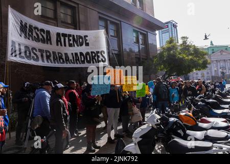 Buenos Aires, Argentinien. 10. August 2022. Am 10. August 2022 marschierten soziale Organisationen zur Plaza de Mayo, um vom Wirtschaftsminister Sergio Massa empfangen zu werden, um in Ciudad Autónoma de Buenos Aires, Argentinien, verschiedene Forderungen zu stellen. Die Vereinigung der Lehrer im Mittel- und Hochschulbereich, die sich vor dem Nationalen Bildungsministerium versammelt hatte, nahm an dem nationalen Lehrerstreik Teil, der von der Vereinigung der Bildungsarbeiter der Argentinischen Republik ausgerufen wurde. (Foto: Esteban Osorio/Pacific Press/Sipa USA) Quelle: SIPA USA/Alamy Live News Stockfoto