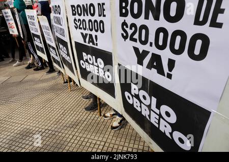 Buenos Aires, Argentinien. 10. August 2022. Am 10. August 2022 marschierten soziale Organisationen zur Plaza de Mayo, um vom Wirtschaftsminister Sergio Massa empfangen zu werden, um in Ciudad Autónoma de Buenos Aires, Argentinien, verschiedene Forderungen zu stellen. Die Vereinigung der Lehrer im Mittel- und Hochschulbereich, die sich vor dem Nationalen Bildungsministerium versammelt hatte, nahm an dem nationalen Lehrerstreik Teil, der von der Vereinigung der Bildungsarbeiter der Argentinischen Republik ausgerufen wurde. (Foto: Esteban Osorio/Pacific Press/Sipa USA) Quelle: SIPA USA/Alamy Live News Stockfoto