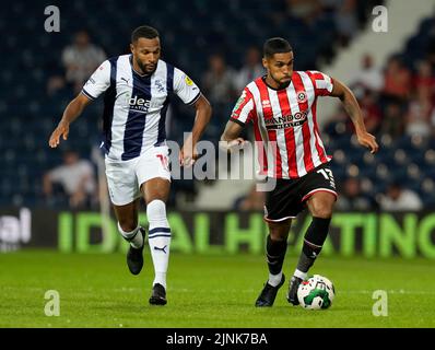 West Bromwich, England, 11.. August 2022. Matt Phillips von West Bromwich Albion und Max Lowe von Sheffield Utd während des Carabao Cup-Spiels bei den Hawthorns, West Bromwich. Bildnachweis sollte lauten: Andrew Yates / Sportimage Stockfoto