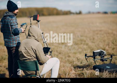 Man Pilot steuert Quadcopter fpv Drohne mit Fernbedienung Stockfoto