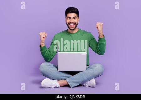 Foto in voller Größe von jungen latin glücklich Mann Freiberufler unglaubliche Job-Angebot gekleidet stilvolle grüne aussehen isoliert auf lila Hintergrund Stockfoto