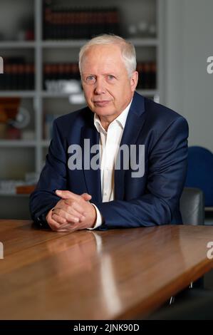 Köln, Deutschland. 11. August 2022. Tom Buhrw, Generaldirektor des Westdeutschen Rundfunks (WDR), sitzt in seinem Büro im WDR-Gebäude. Angesichts der Affäre um den zurückgetretenen RBB-Direktor und ARD-Chef P. Schlesinger will die ARD daran arbeiten, die Aufsicht über alle Sender zu stärken, sagte WDR-Direktor Tom Buhrw, der die Leitung der ARD übernommen hat, in einem Interview mit der Deutschen Presse-Agentur. Quelle: Henning Kaiser/dpa/Alamy Live News Stockfoto