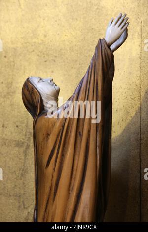 Sainte-Thérèse de Lisieux priant dans un cloître. Eglise Saint-Clodoald. Saint-Cloud. Haut-de-seine. Ile-de-France. Frankreich. Europa. Stockfoto