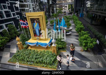 Bangkok, Bangkok, Thailand. 12. August 2022. Ihr verstorbener Ehemann, HRH, König Bhumibon, regierte über 70 Jahre, der längste aller Könige in der thailändischen Geschichte und der drittlängste der Welt. Die Mutter des heutigen Monarchen, König Vajiralongkorn, die Königin Mutter, litt unter Krankheit und hat in letzter Zeit keine öffentlichen Auftritte gemacht. (Bild: © Adryel Talamantes/ZUMA Press Wire) Stockfoto