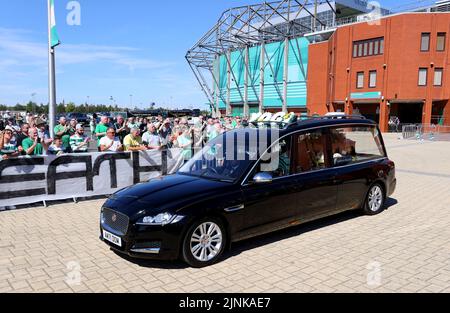 Der Leichenwagen, der den Sarg des ehemaligen keltischen Spielers John Hughes trägt, kommt im Celtic Park in Glasgow an. Bilddatum: Freitag, 12. August 2022. Stockfoto