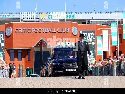 Der Leichenwagen, der den Sarg des ehemaligen keltischen Spielers John Hughes trägt, kommt im Celtic Park in Glasgow an. Bilddatum: Freitag, 12. August 2022. Stockfoto