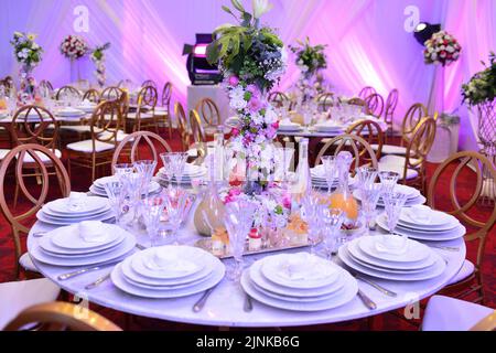 Ein schön gestalteter Tisch mit Himbeerkuchen, Bruschetta mit Feigen und purpurnen Details. Stockfoto