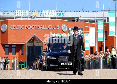 Der Leichenwagen, der den Sarg des ehemaligen keltischen Spielers John Hughes trägt, kommt im Celtic Park in Glasgow an. Bilddatum: Freitag, 12. August 2022. Stockfoto