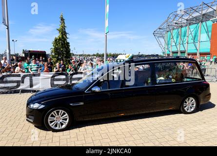 Der Leichenwagen, der den Sarg des ehemaligen keltischen Spielers John Hughes trägt, kommt im Celtic Park in Glasgow an. Bilddatum: Freitag, 12. August 2022. Stockfoto