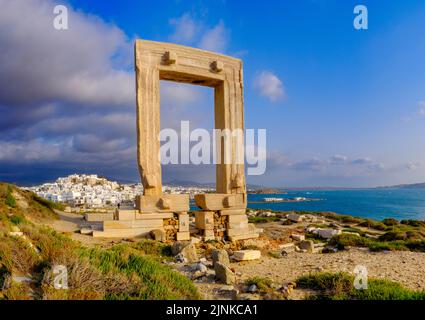 Tor zum Apollontempel, antikes Portara, Insel Naxos die Chora, Altstadt von Naxos, Hauptstadt der Kykladen, Griechenland, Europa der Ägäis, Mittelmeer Stockfoto