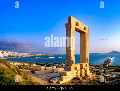 Tor zum Apollontempel, antikes Portara, Insel Naxos die Chora, Altstadt von Naxos, Hauptstadt der Kykladen, Griechenland, Europa der Ägäis, Mittelmeer Stockfoto