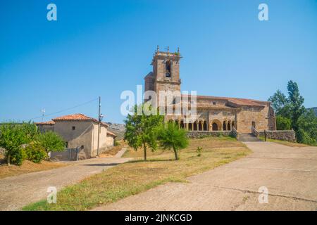 Die Kirche San Julian und Santa Basilisa. Rebolledo de la Torre, Provinz Burgos, Castilla Leon, Spanien. Stockfoto