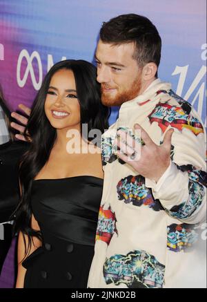 HOLLYWOOD, CA - 11. AUGUST: (L-R) Becky G und Angus Cloud nehmen am 11. August 2022 an der Power of Young Hollywood-Veranstaltung 2022 von Facebook Gaming im NeueHouse Hollywood in Los Angeles, Kalifornien, Teil. Kredit Jeffrey Mayer/JTMFotos/MediaPunch Stockfoto