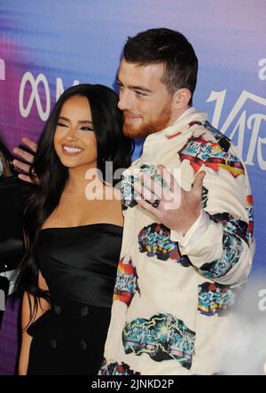 HOLLYWOOD, CA - 11. AUGUST: (L-R) Becky G und Angus Cloud nehmen am 11. August 2022 an der Power of Young Hollywood-Veranstaltung 2022 von Facebook Gaming im NeueHouse Hollywood in Los Angeles, Kalifornien, Teil. Kredit Jeffrey Mayer/JTMFotos/MediaPunch Stockfoto