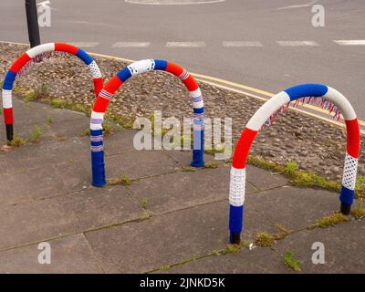 Holmes Chapel, Ches hire, Großbritannien. Juni 2. 2022. Handgestrickte Dekorationen von den „Yarn Bombers“ des Holmes Chapel Village zur Feier der Queens Platin Stockfoto