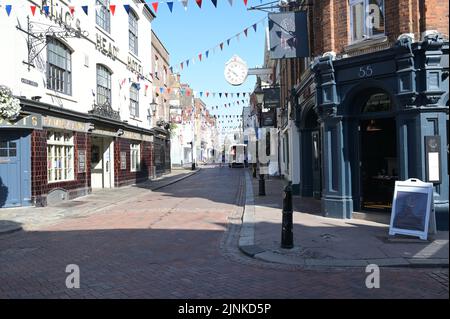 Menschen, die während der Hitzewelle vom 2022. August um 09:45 Uhr eine mittelalterliche Straße in Rochester kent entlang gehen. Stockfoto