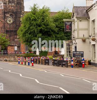 Holmes Chapel, Ches hire, Großbritannien. Juni 2. 2022. Handgestrickte Dekorationen von den „Yarn Bombers“ des Holmes Chapel Village zur Feier der Queens Platin Stockfoto