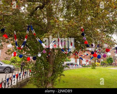 Holmes Chapel, Ches hire, Großbritannien. Juni 2. 2022. Handgestrickte Dekorationen von den „Yarn Bombers“ des Holmes Chapel Village zur Feier der Queens Platin Stockfoto