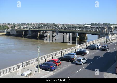 Blick von einem Schloss in Kent auf den Fluss Medway zwischen Strood und Rochester. Stockfoto