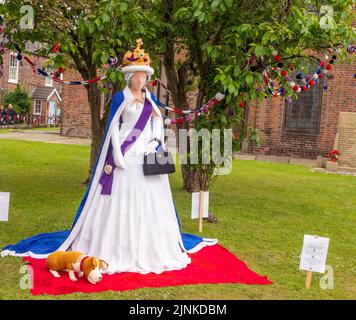 Holmes Chapel, Ches hire, Großbritannien. Juni 2. 2022. Handgestrickte Dekorationen von den „Yarn Bombers“ des Holmes Chapel Village zur Feier der Queens Platin Stockfoto