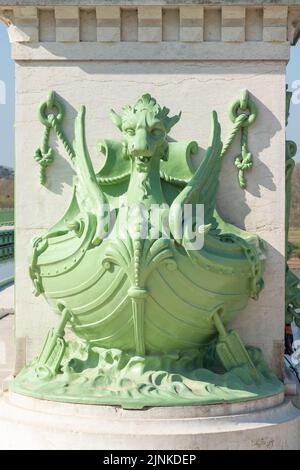 Frankreich, Loiret, Briare, Pont-Canal de Briare, Briare-Kanalbrücke, Detail eines Pilasters mit einer Chimäre verziert // Frankreich, Loiret (45), Briare, pont- Stockfoto